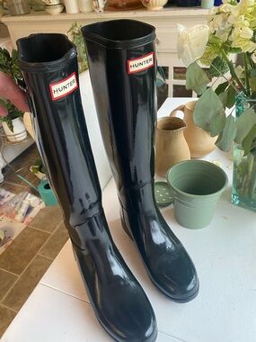 Sz8Hunter Black Gloss Tall Rain Boots (damage on back see pics)